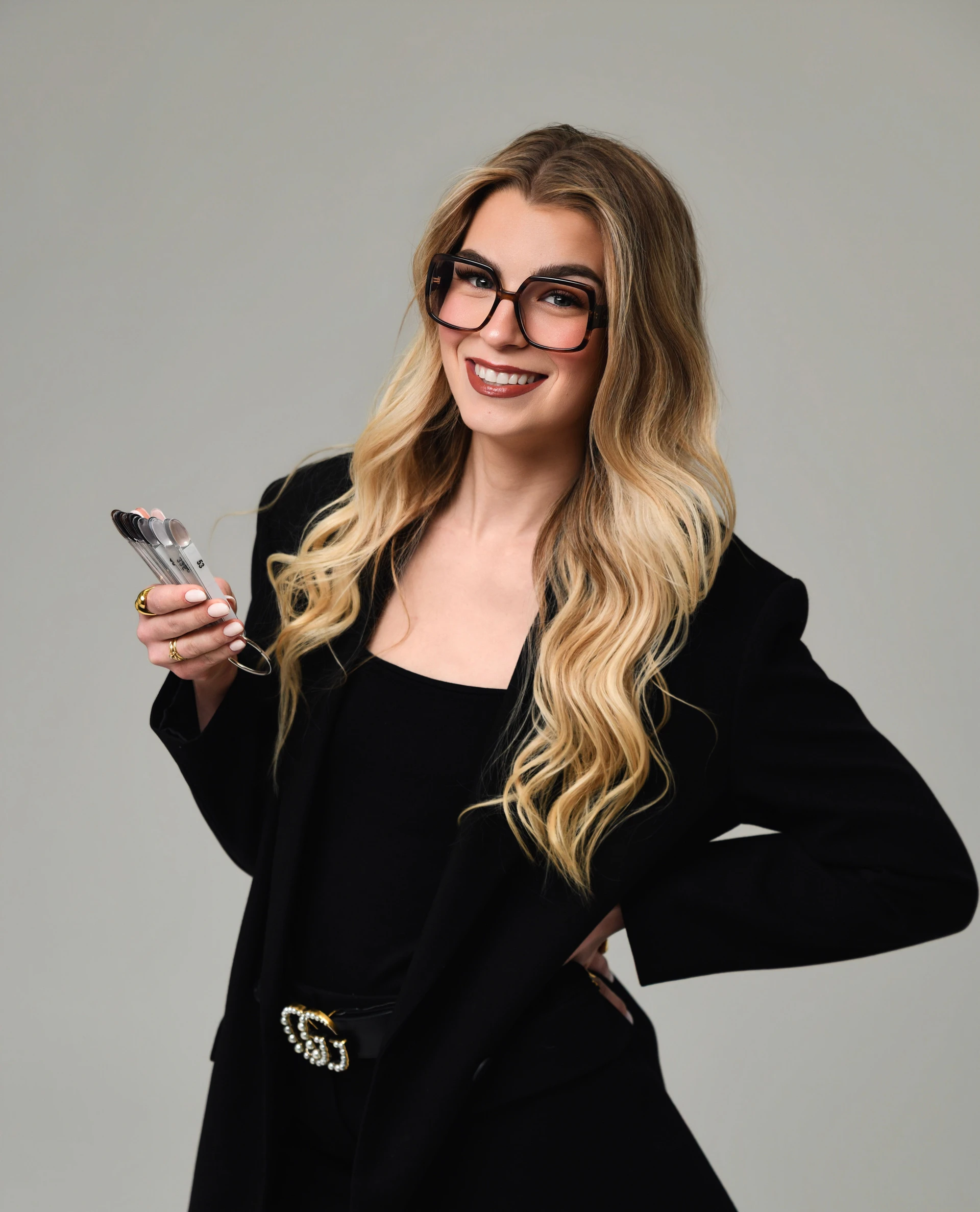 application de gel par une prothésiste ongulaire